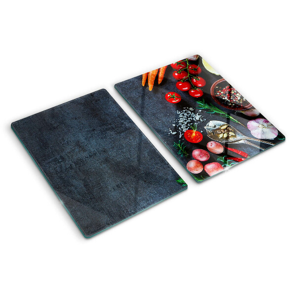 Glas schneidebrett Gemüse und Gewürze auf dunklem Hintergrund