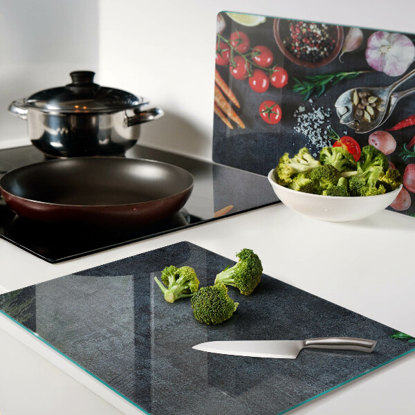 Glas schneidebrett Gemüse und Gewürze auf dunklem Hintergrund