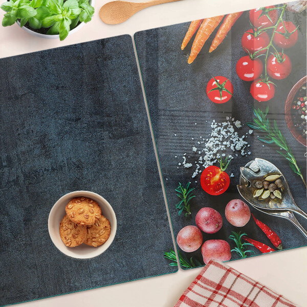 Glas schneidebrett Gemüse und Gewürze auf dunklem Hintergrund