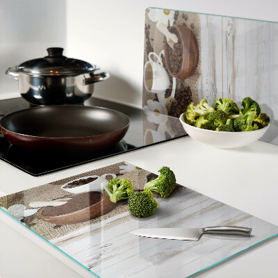 Schneidebrett Kaffee und Kaffeebohnen