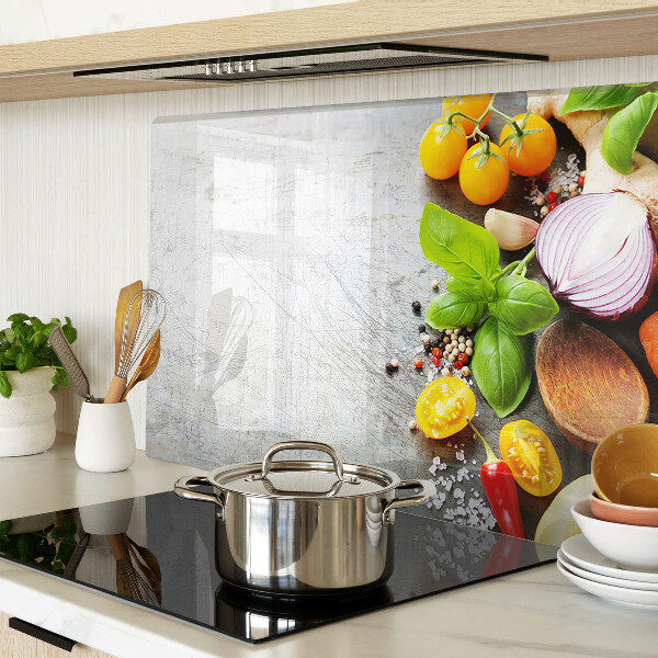 Schneidebrett mit aufgedrucktem Motiv aus Küchenzutaten und Kräutern