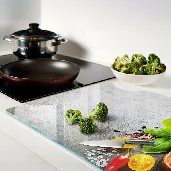 Schneidebrett Küchenzutaten und Kräuter