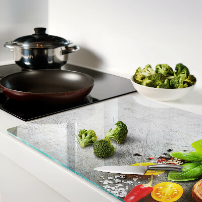 Schneidebrett mit aufgedrucktem Motiv aus Küchenzutaten und Kräutern