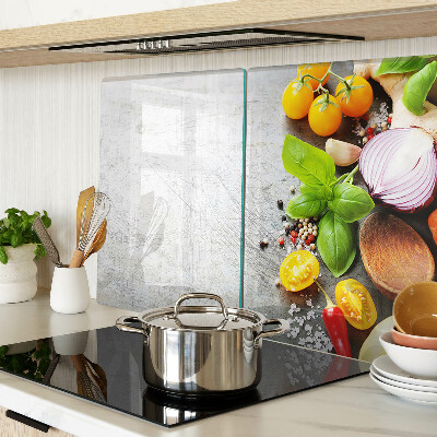 Schneidebrett mit aufgedrucktem Motiv aus Küchenzutaten und Kräutern