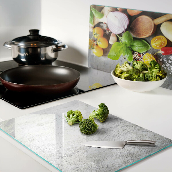 Schneidebrett Küchenzutaten und Kräuter