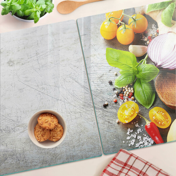 Schneidebrett mit aufgedrucktem Motiv aus Küchenzutaten und Kräutern