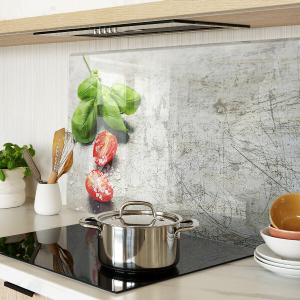 Schneidebrett glas Tomaten mit Basilikum und Salz