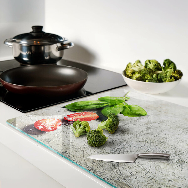 Schneidebrett glas Tomaten mit Basilikum und Salz