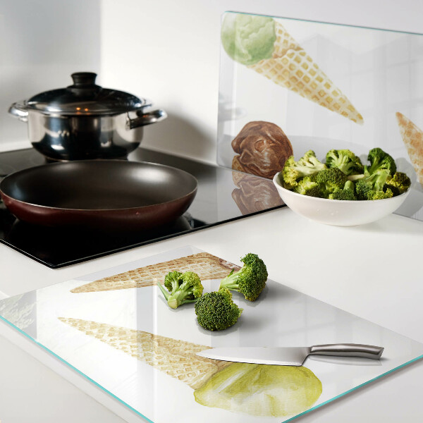 Schneidebrett Eiscreme in einer Waffeltüte