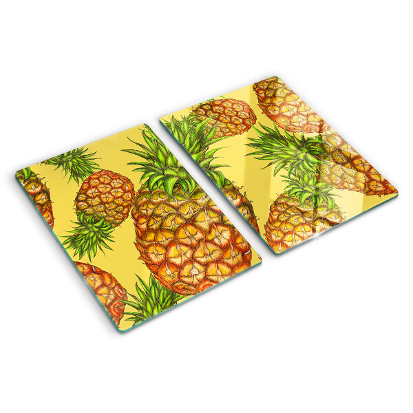 Schneidebrett mit Ananas-Motiv vor gelbem Hintergrund