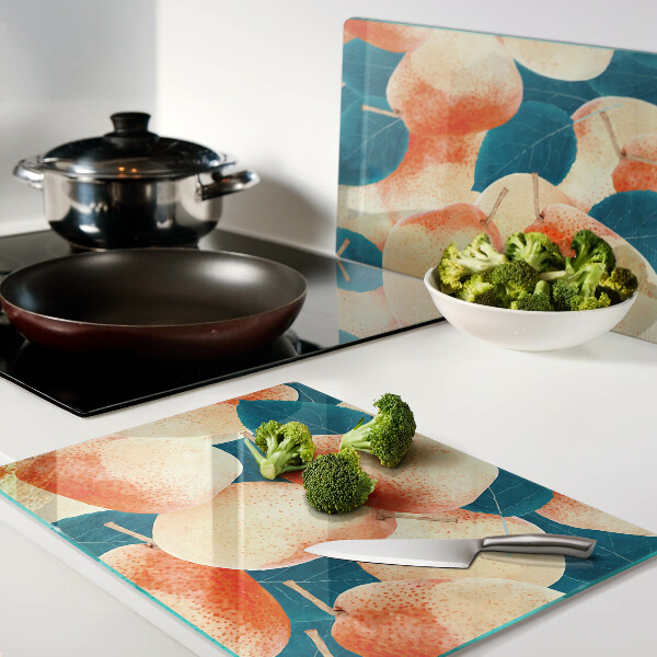 Schneidebrett glas Pfirsiche vor dem Hintergrund von Blättern