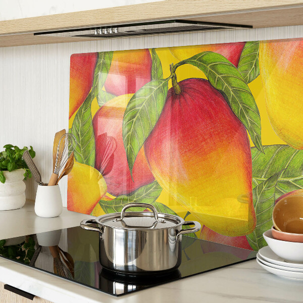 Glas-Schneidebrett mit Paprika vor grünem Blätterhintergrund