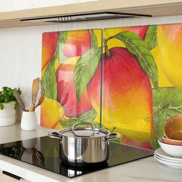 Glas-Schneidebrett mit Paprika vor grünem Blätterhintergrund