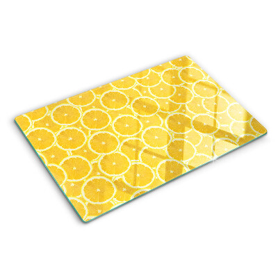 Schneidebrett mit Motiv aus Zitronenscheiben vor gelbem Hintergrund