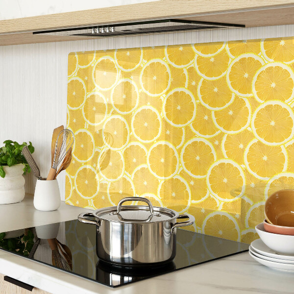 Schneidebrett Zitronenscheiben auf gelbem Hintergrund