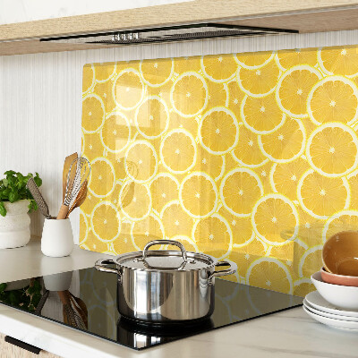 Schneidebrett mit Motiv aus Zitronenscheiben vor gelbem Hintergrund