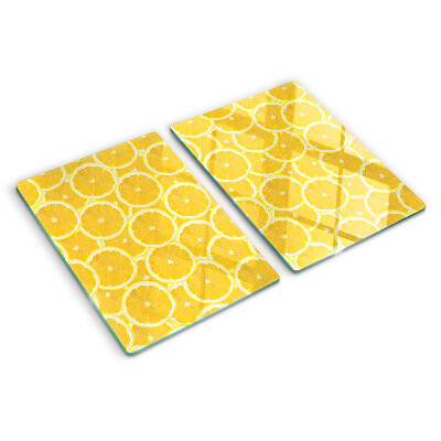 Schneidebrett Zitronenscheiben auf gelbem Hintergrund