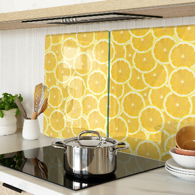 Schneidebrett Zitronenscheiben auf gelbem Hintergrund