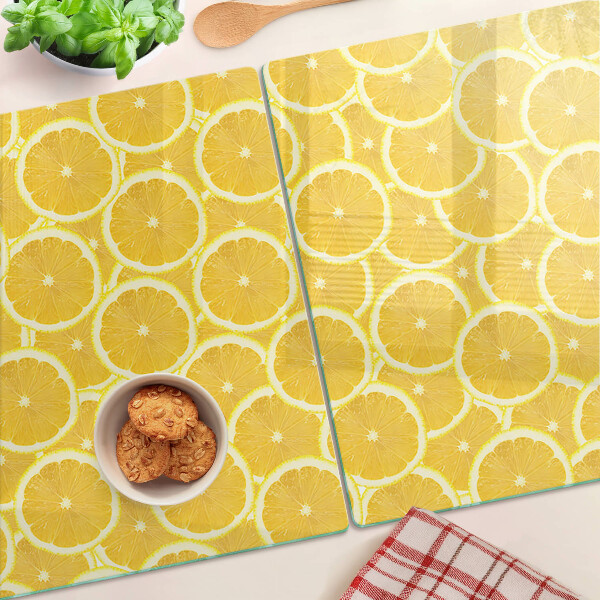 Schneidebrett Zitronenscheiben auf gelbem Hintergrund