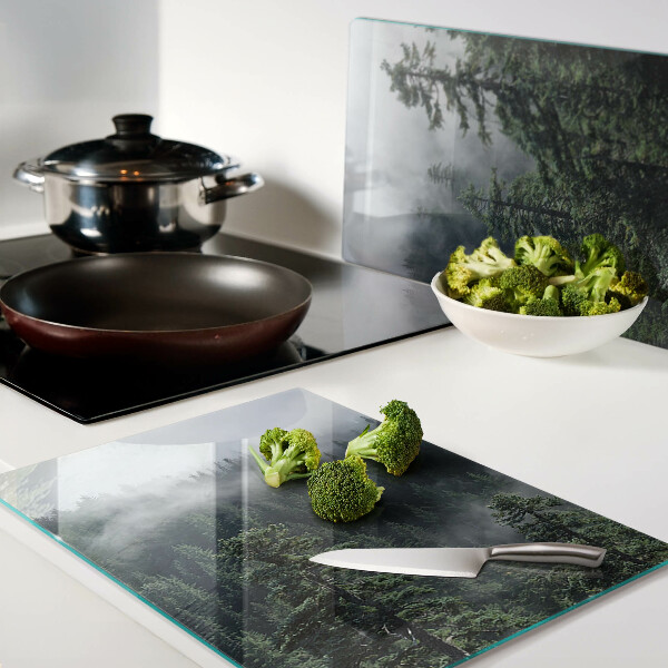 Glas-Schneidebrett mit dem Motiv „Wald in den Wolken”