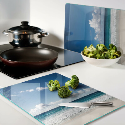 Schneidebrett mit Motiv eines Strandes mit türkisfarbenem Wasser und Wolken