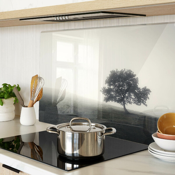 Schneidebrett glas Ein Baum in einer nebligen Landschaft