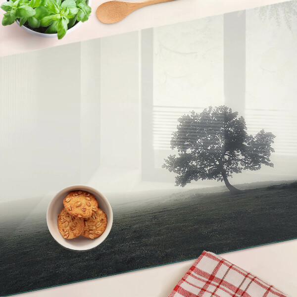 Schneidebrett Glas mit Motiv eines Baums in nebliger Landschaft