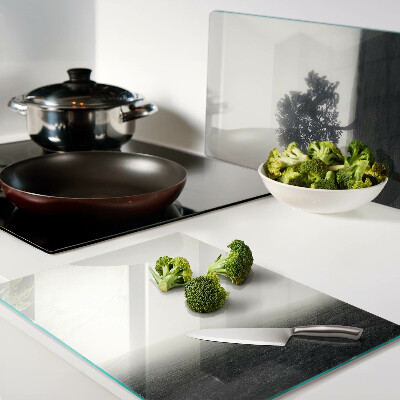 Schneidebrett Glas mit Motiv eines Baums in nebliger Landschaft