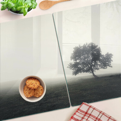 Schneidebrett glas Ein Baum in einer nebligen Landschaft