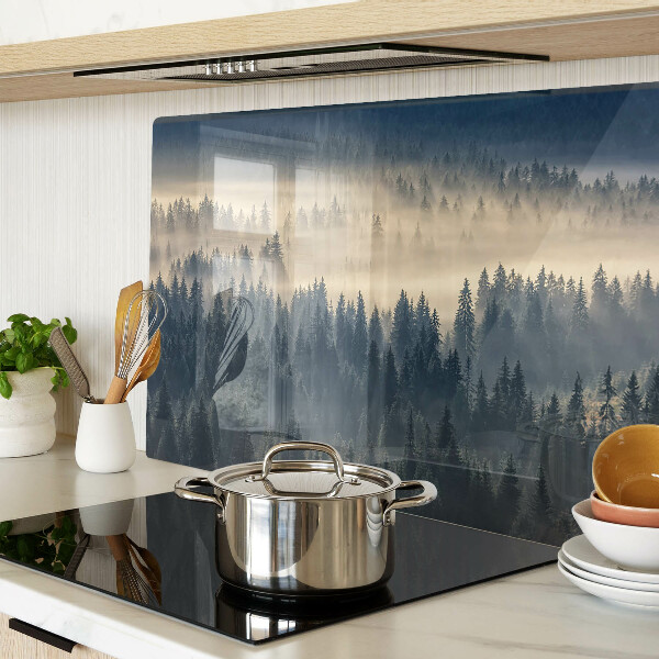 Schneidebrett mit Motiv einer nebeligen Waldlandschaft