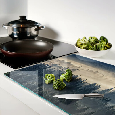 Schneidebrett mit Motiv einer nebeligen Waldlandschaft