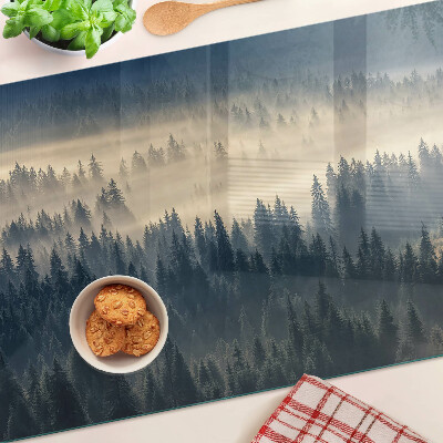Schneidebrett mit Motiv einer nebeligen Waldlandschaft