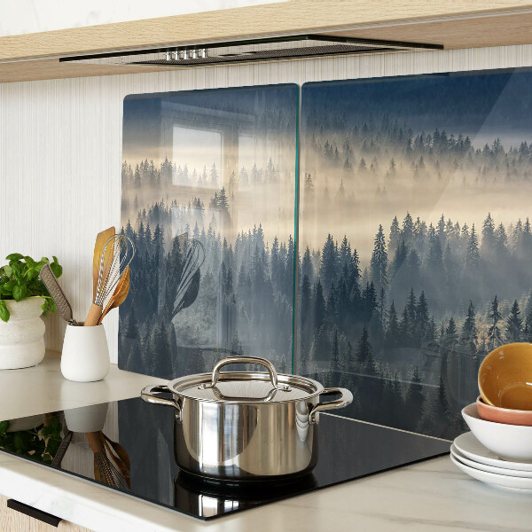 Schneidebrett mit Motiv einer nebeligen Waldlandschaft