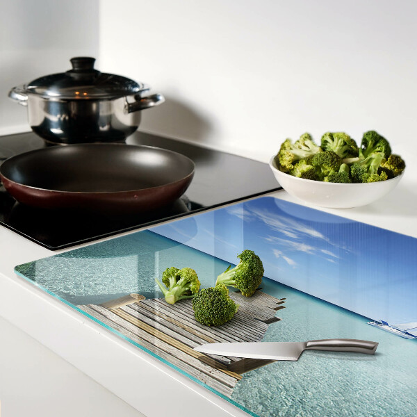 Schneidebrett mit Motiv eines Piers über dem türkisfarbenen Meer