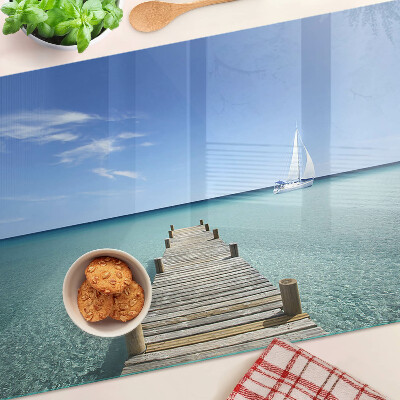 Schneidebrett mit Motiv eines Piers über dem türkisfarbenen Meer