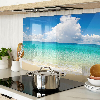 Glas-Schneidebrett mit Motiv eines Strands mit türkisfarbenem Wasser und Wolken