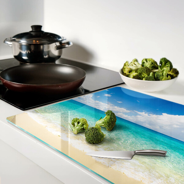 Glas schneidebrett Ein Strand mit türkisfarbenem Wasser und Wolken