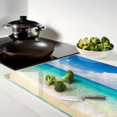 Glas-Schneidebrett mit Motiv eines Strands mit türkisfarbenem Wasser und Wolken