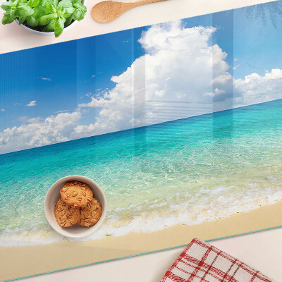 Glas schneidebrett Ein Strand mit türkisfarbenem Wasser und Wolken