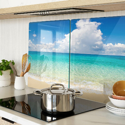 Glas schneidebrett Ein Strand mit türkisfarbenem Wasser und Wolken