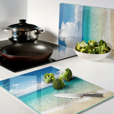 Glas-Schneidebrett mit Motiv eines Strands mit türkisfarbenem Wasser und Wolken