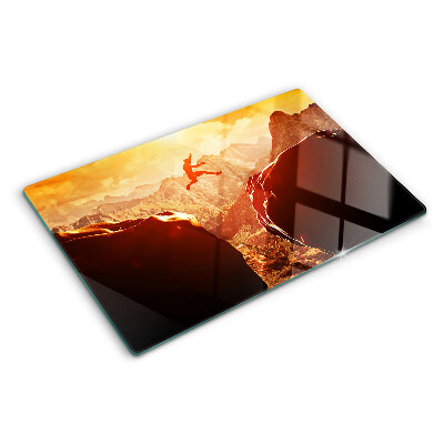 Schneidebrett glas Springen in den Bergen bei Sonnenuntergang