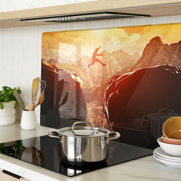 Schneidebrett Glas mit Motiv „Springen in den Bergen bei Sonnenuntergang“