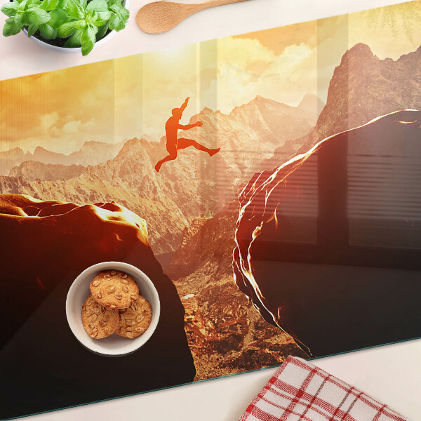 Schneidebrett glas Springen in den Bergen bei Sonnenuntergang