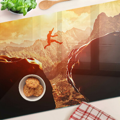 Schneidebrett glas Springen in den Bergen bei Sonnenuntergang