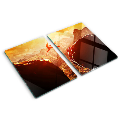 Schneidebrett glas Springen in den Bergen bei Sonnenuntergang