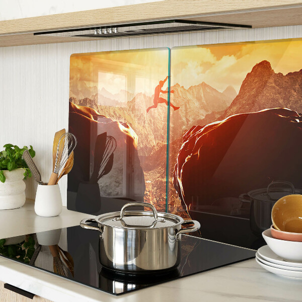 Schneidebrett Glas mit Motiv „Springen in den Bergen bei Sonnenuntergang“