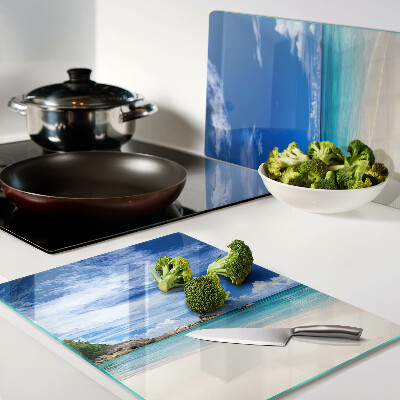 Schneidebrett Tropischer Strand mit blauem Himmel