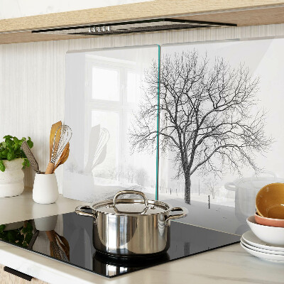 Schneidebrett mit Motiv einer winterlichen Landschaft und einem Baum