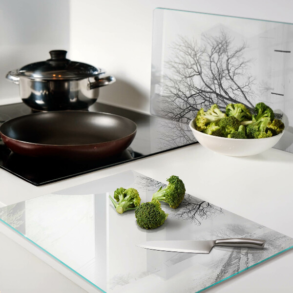 Schneidebrett mit Motiv einer winterlichen Landschaft und einem Baum